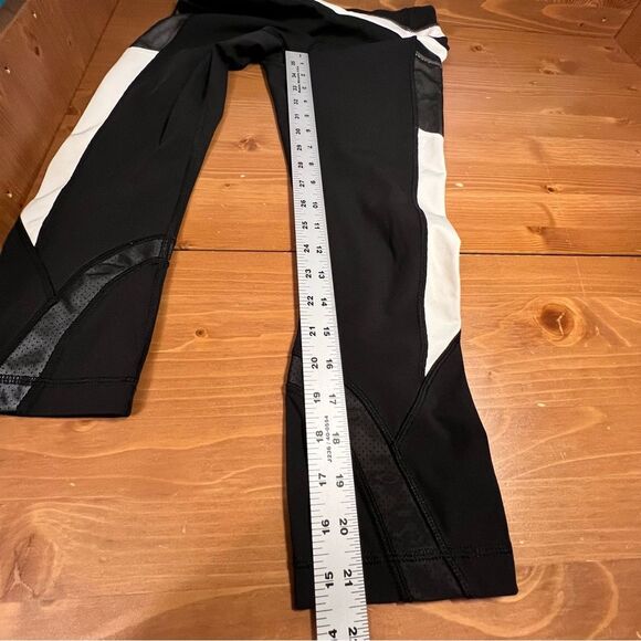 Lululemon Reflective Run Inspire Crop Black White leggings Size 4 - Picture 3 of 11